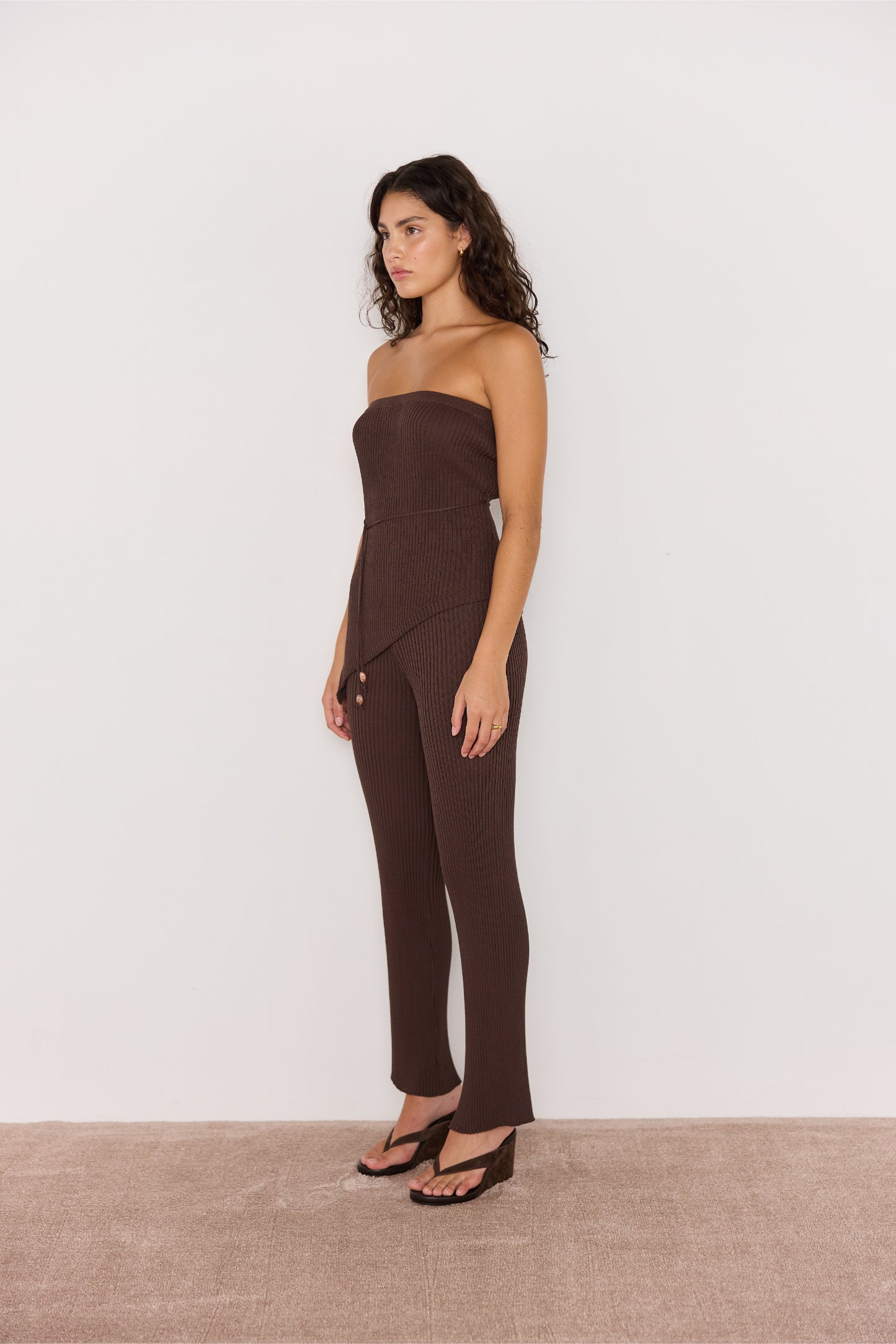Pantalon slim en maille chocolat, vue de profil