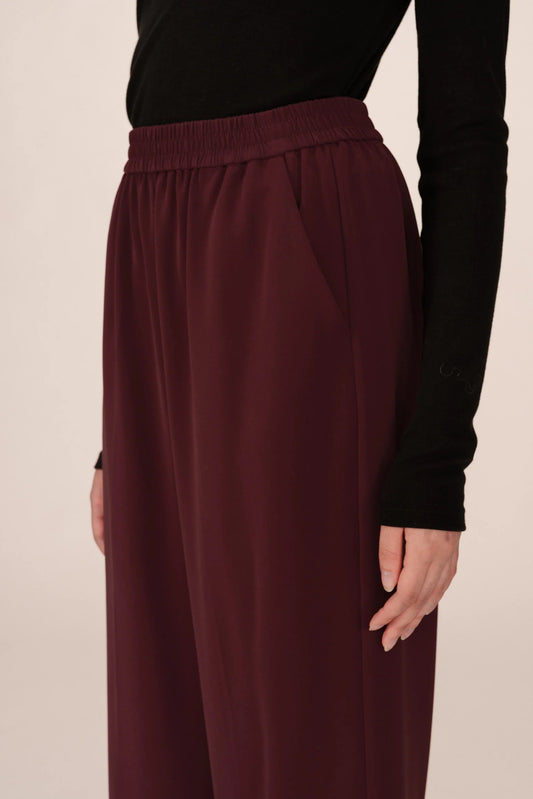 Gros plan sur la ceinture élastiquée et les poches italiennes du pantalon Noblesse bordeaux