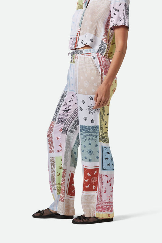 Silhouette de profil avec pantalon fluide à imprimé bandana multicolore