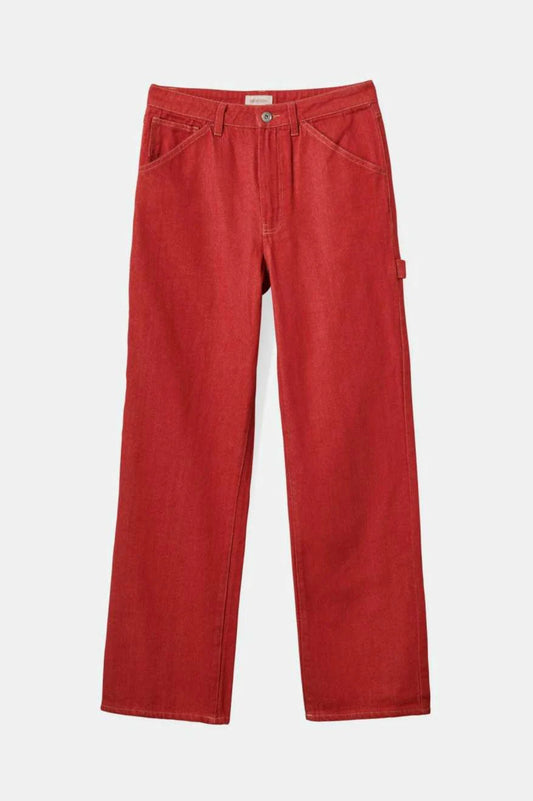 pantalon en denim rouge brique vu de face sur fond blanc