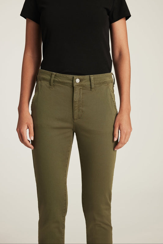 Gros plan sur le devant du pantalon slim boyfriend vert kaki - taille mi-haute et poches italiennes