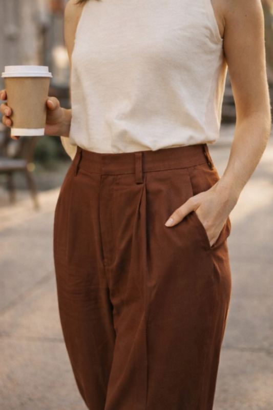 Pantalon brun taille haute a pinces avec plis avant tissu fluide leger