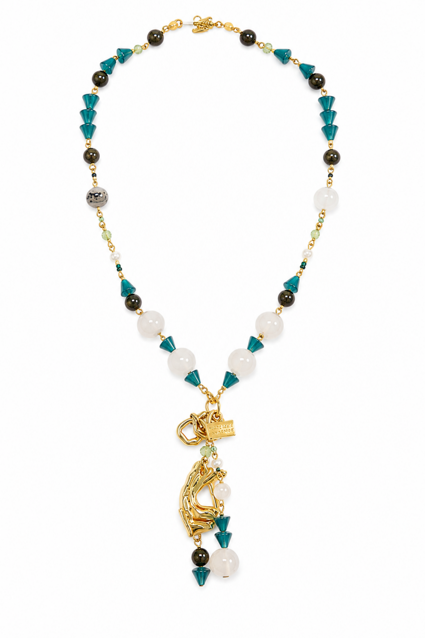 Collier Paola Bleu Anne-Marie Chagnon présenté sur fond blanc, avec perles en verre bleues, blanches et foncées et pendentif doré artistique.