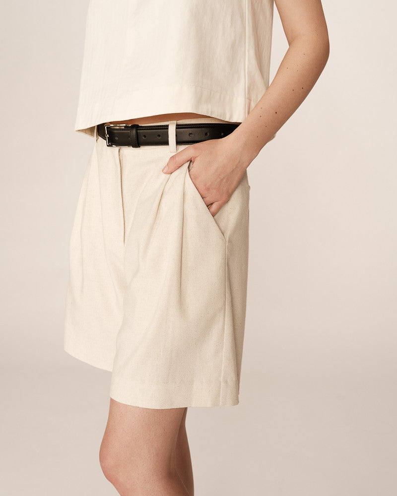 Pastel Ecru Bermuda long style tailleur en lin et coton mélangés