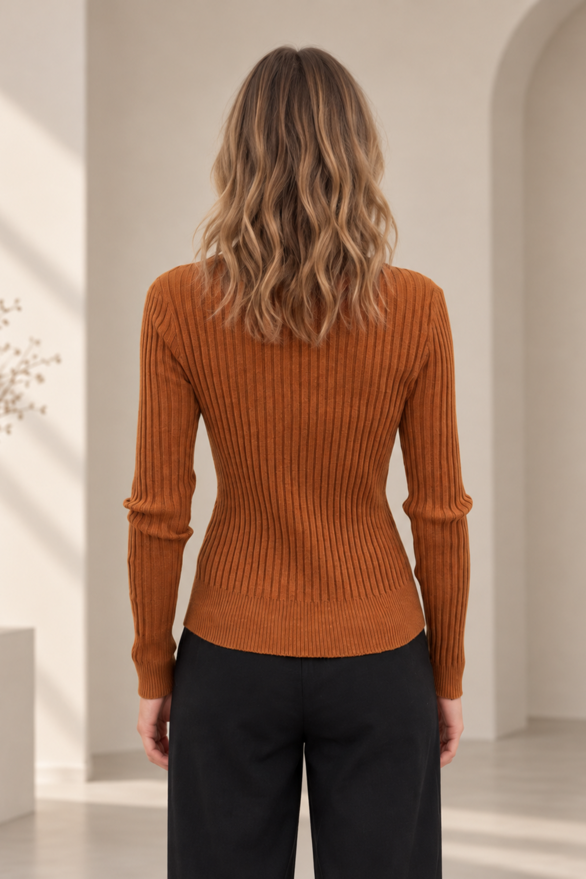 Chandail Pia camel porté de dos, maille côtelée extensible et silhouette féminine.