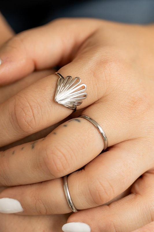 Ici on peut voir un plan rapproché de la main d'une personne. Elle porte la bague Piki en argent et deux anneaux très fins sur d'autres doigts.