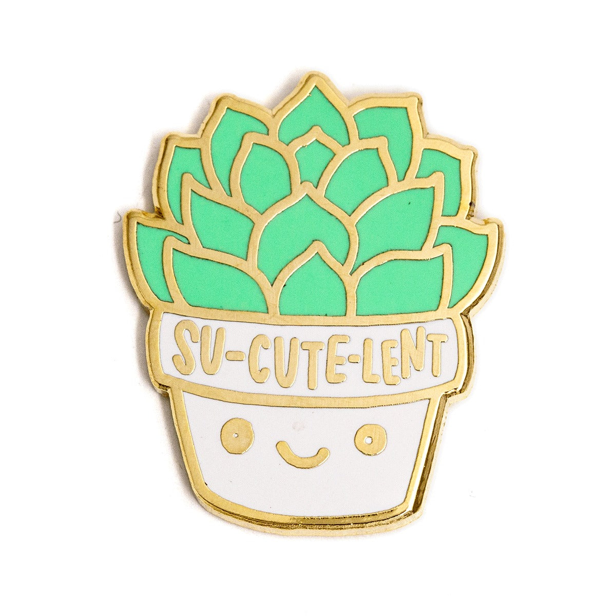 Épinglette en or avec émail coloré en forme de succulente dans un pot blanc. Sur le petit pot on peut voir un visage content et le jeux de mot en anglais su-cute-lent qui veut dire si mignon en français. L’arrière-plan est un fond blanc.