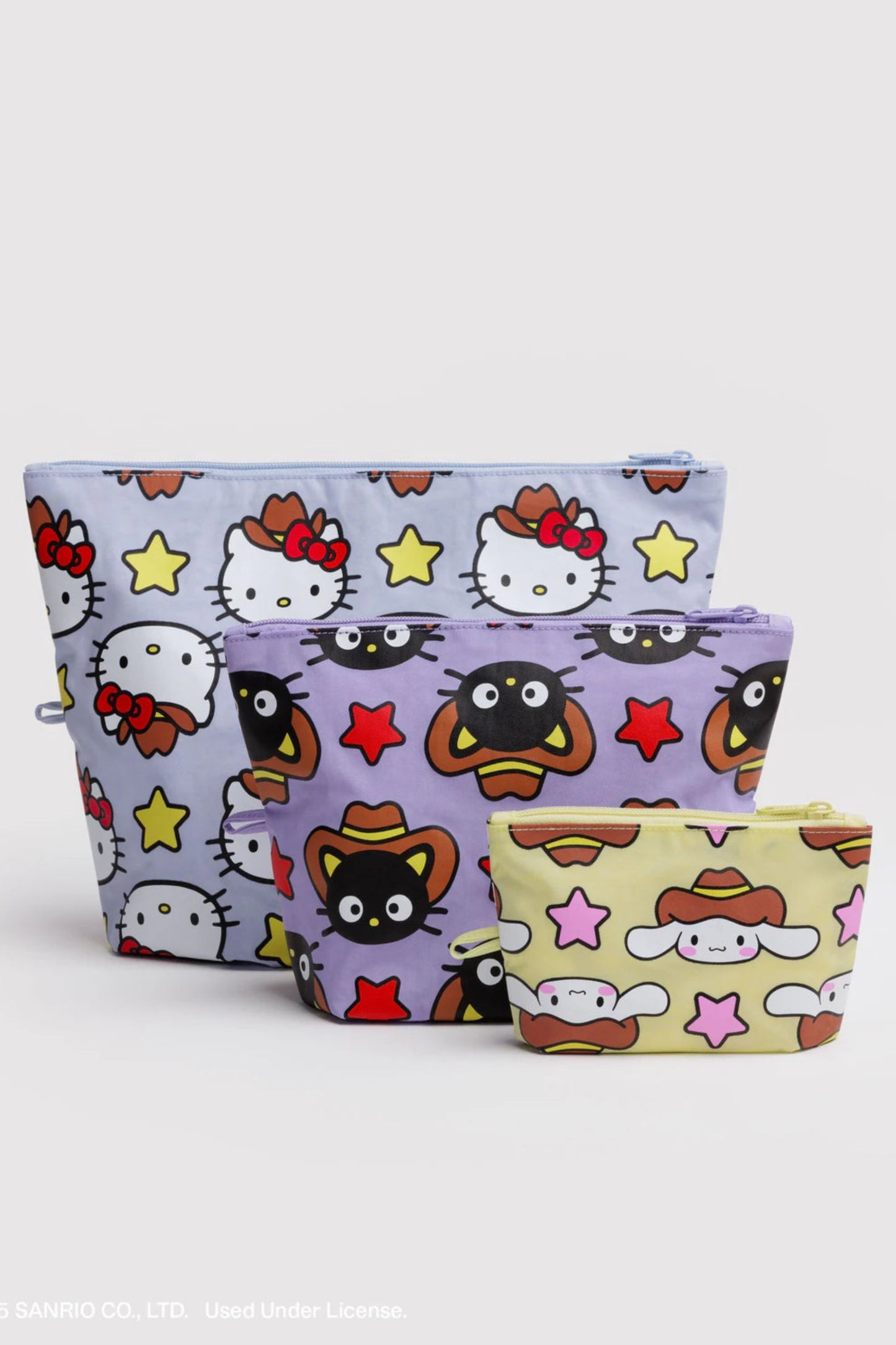 Trois pochettes Hello Kitty Western debout montrant les trois tailles vendues separement