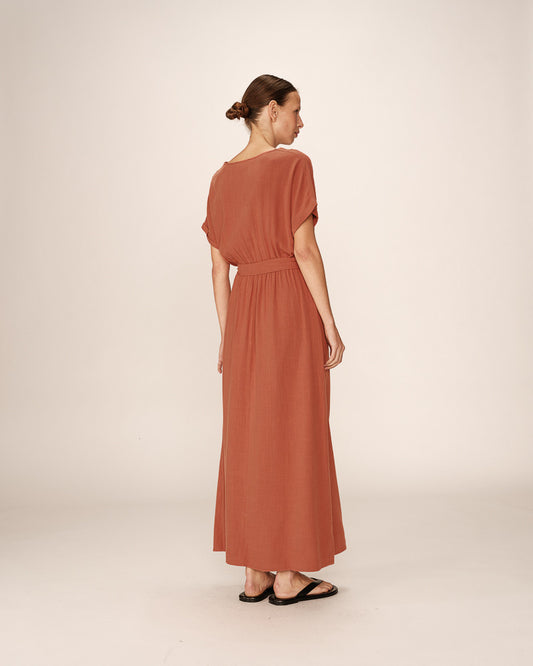 Judith Terracota - Robe longue fluide ceinturée élégante