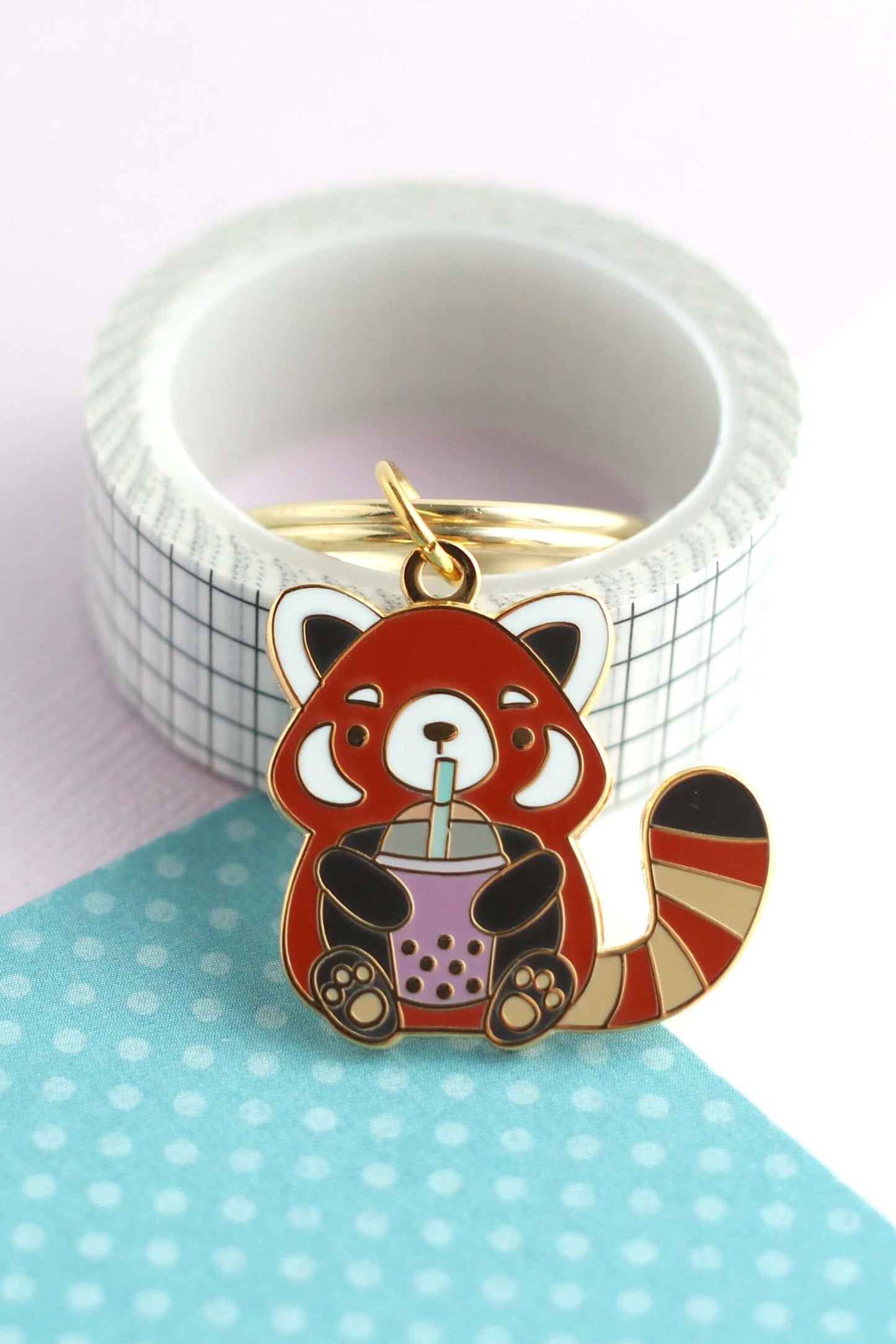 Porte-clés Panda Roux émaillé présenté sur carte bleue Wild Whimsy Woolies – finition dorée brillante