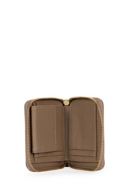 Gros plan sur la fermeture éclair dorée et texture grainée caramel