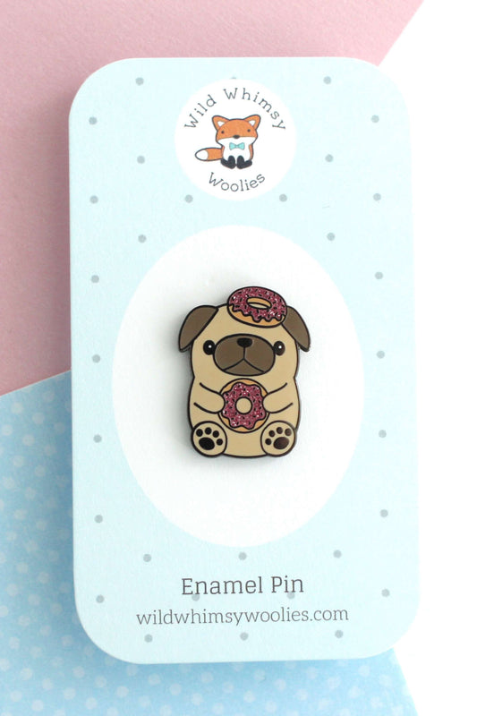 Épinglette pug donut sur carte de présentation – finition soignee
