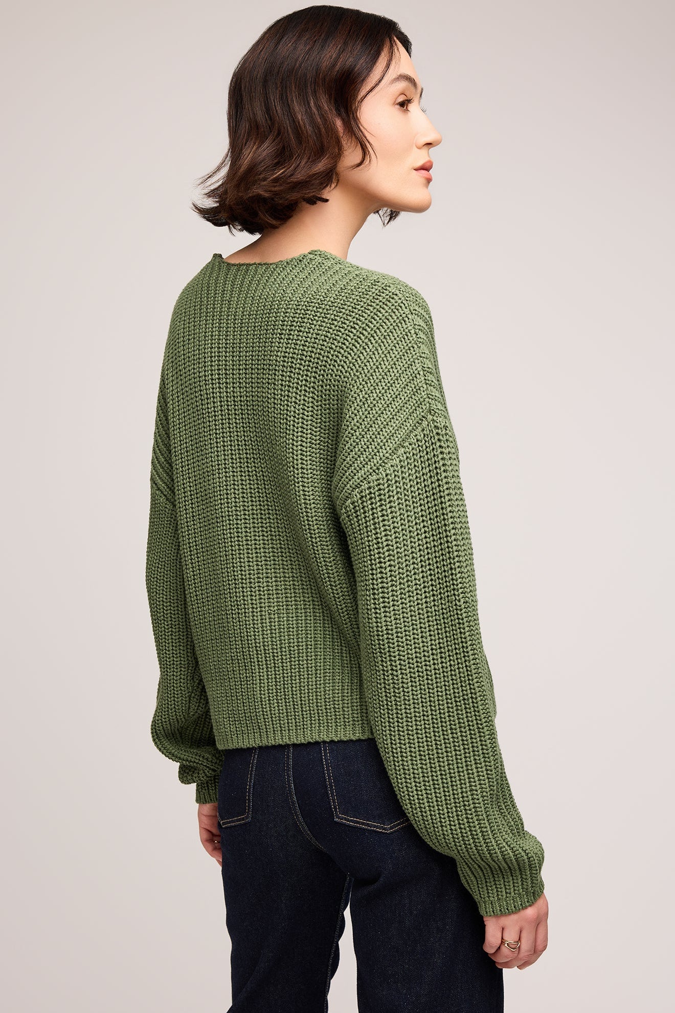 Vue de dos du pull vert mousse mettant en valeur sa coupe ample et sa texture