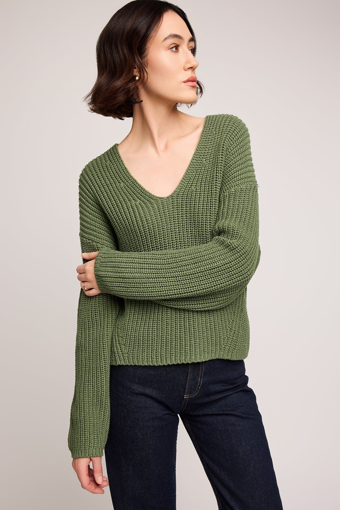 Vue de face du pull en maille vert mousse avec encolure V et coupe décontractée