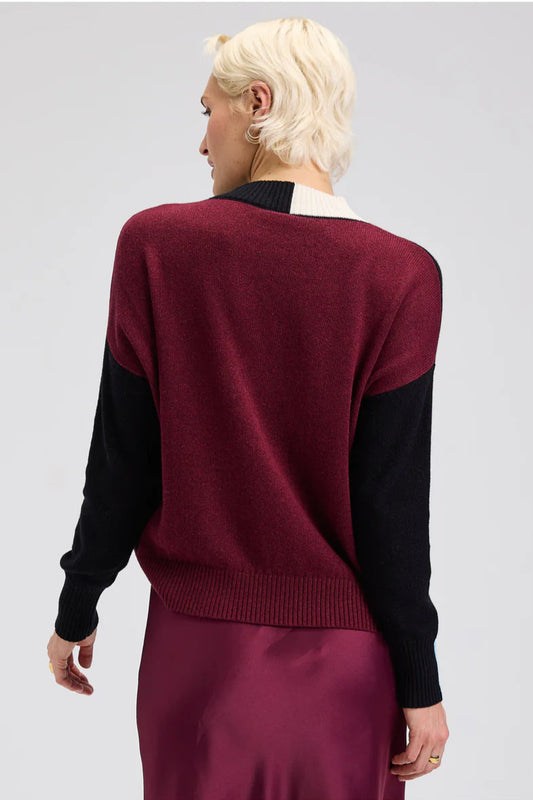 Vue arrière du pull Mila noir et bordeaux avec encolure ivoire