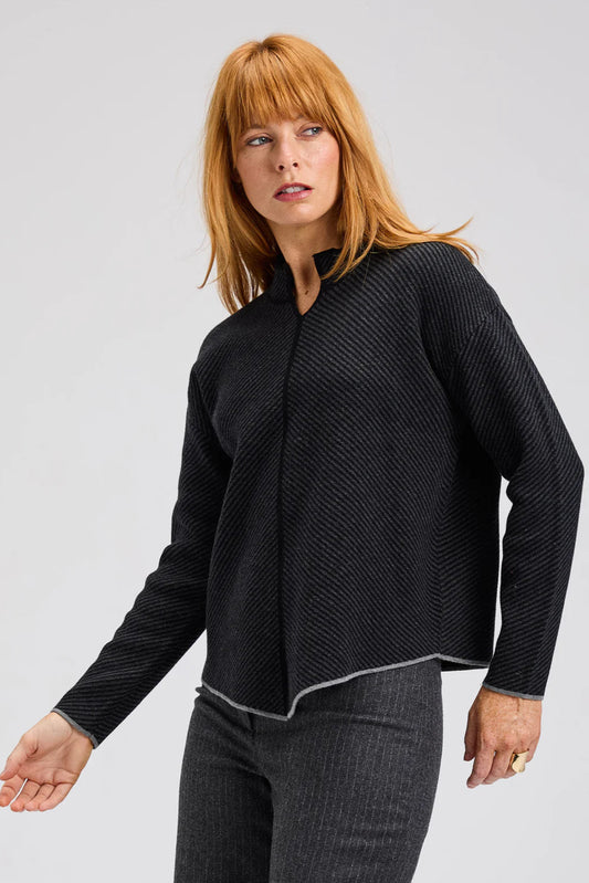 Vue de côté du pull Monica noir avec col mao moderne