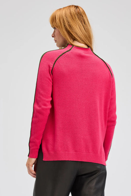 Vue arrière du pull réversible rose avec détails contrastés olive