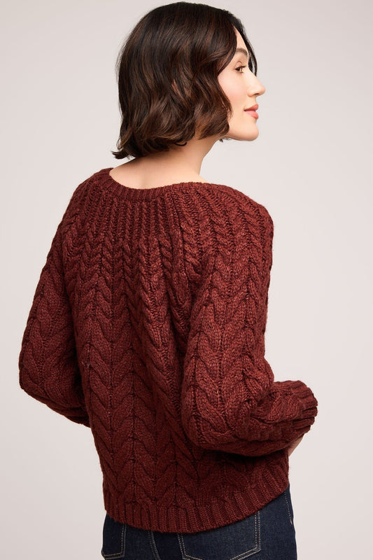 Pull acajou en maille torsadée, vue de dos, texture épaisse et confortable.