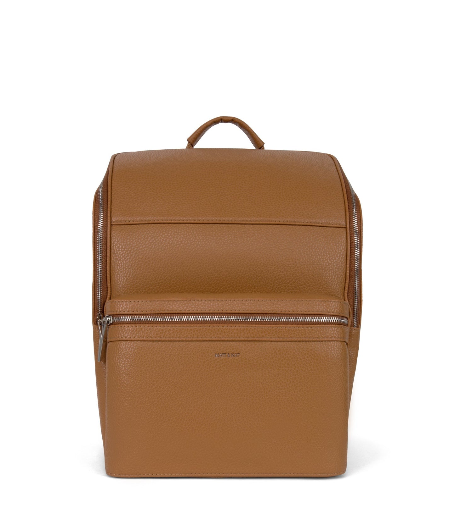 Sac à dos avec compartiment principal zippé, poche zippée sur le devant, poche intérieure rembourrée pour ordinateur portable de 16 po, bretelles ajustables sur le dos, et poignée pour porter à la main. Le sac est marron clair, il est écris Matt & Nat en argent sur le devant.