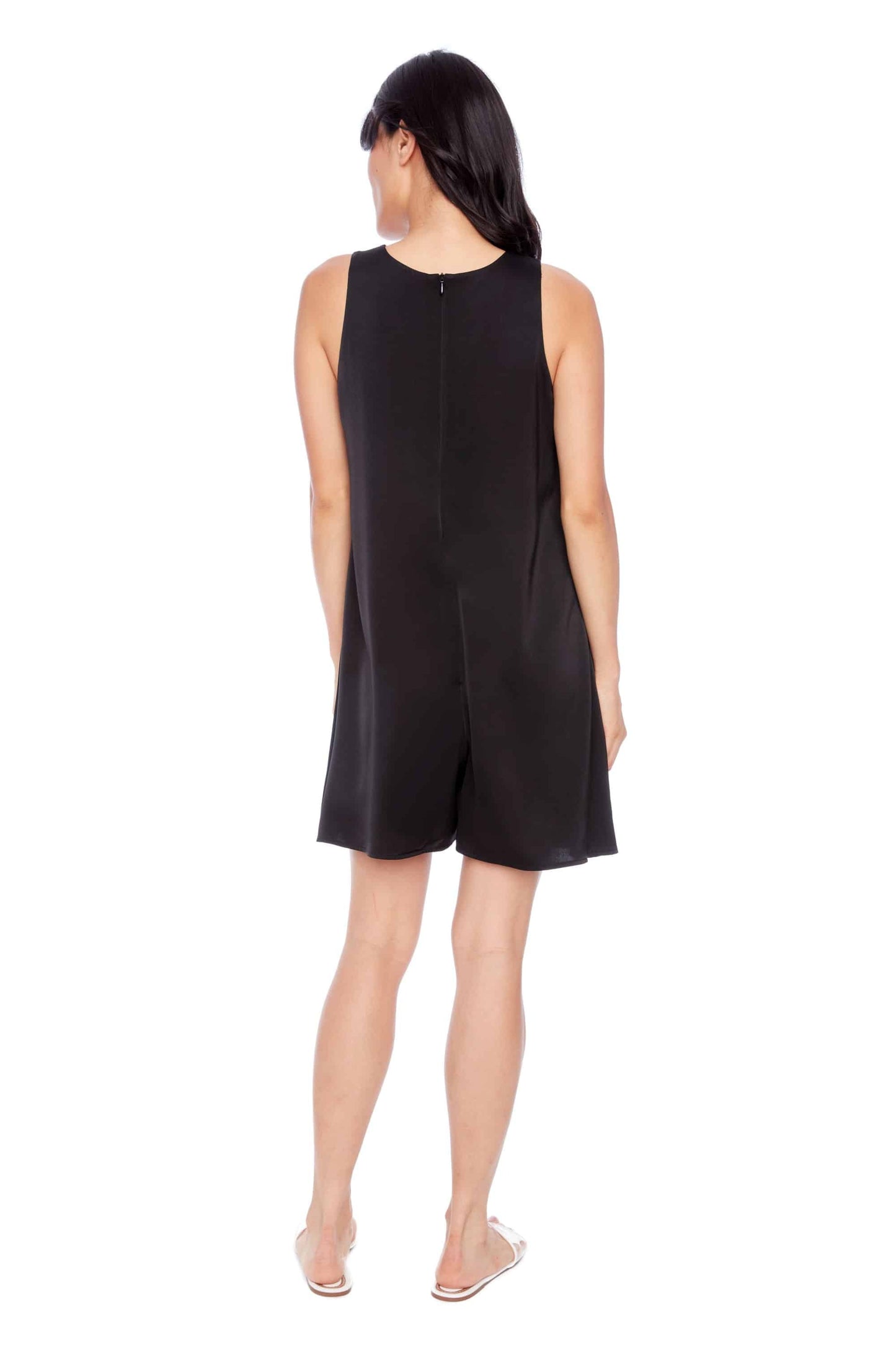vue de dos de la robe combi noire satinée avec short intégré visible