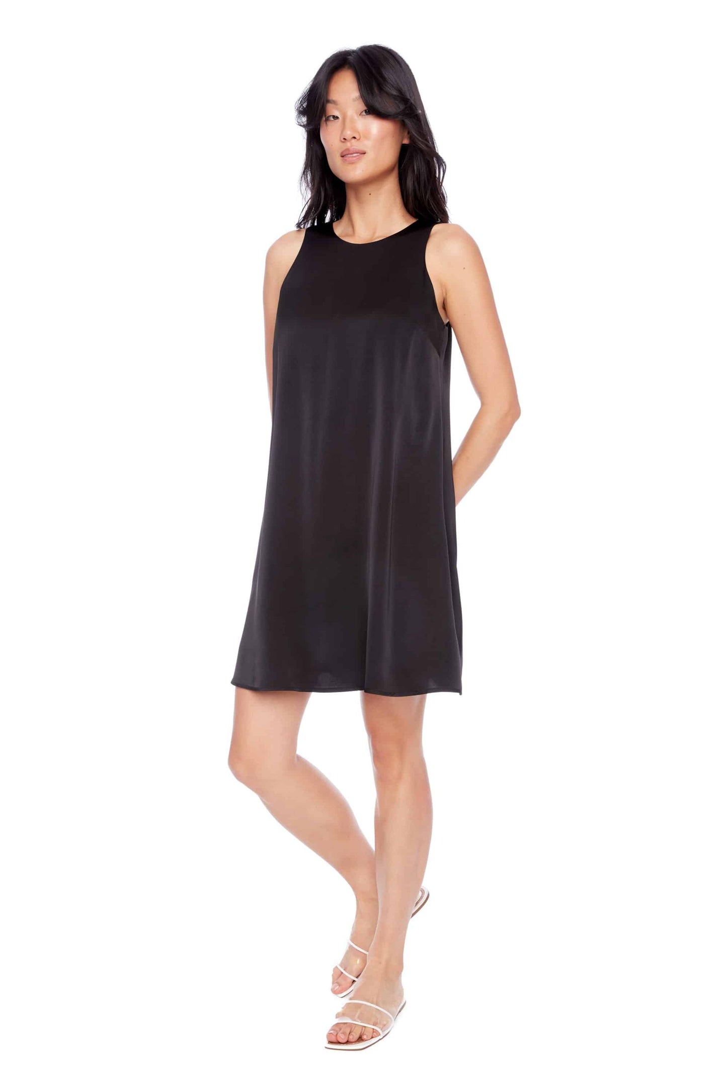 vue de face de la robe combi satinée noire à coupe fluide sans manches