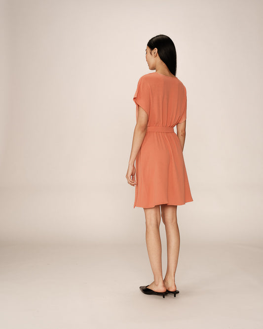 Robe papaye portée vue de dos, coupe fluide