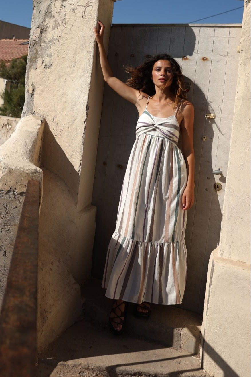 Robe longue fluide à rayures pastel avec fines bretelles portée sous le soleil