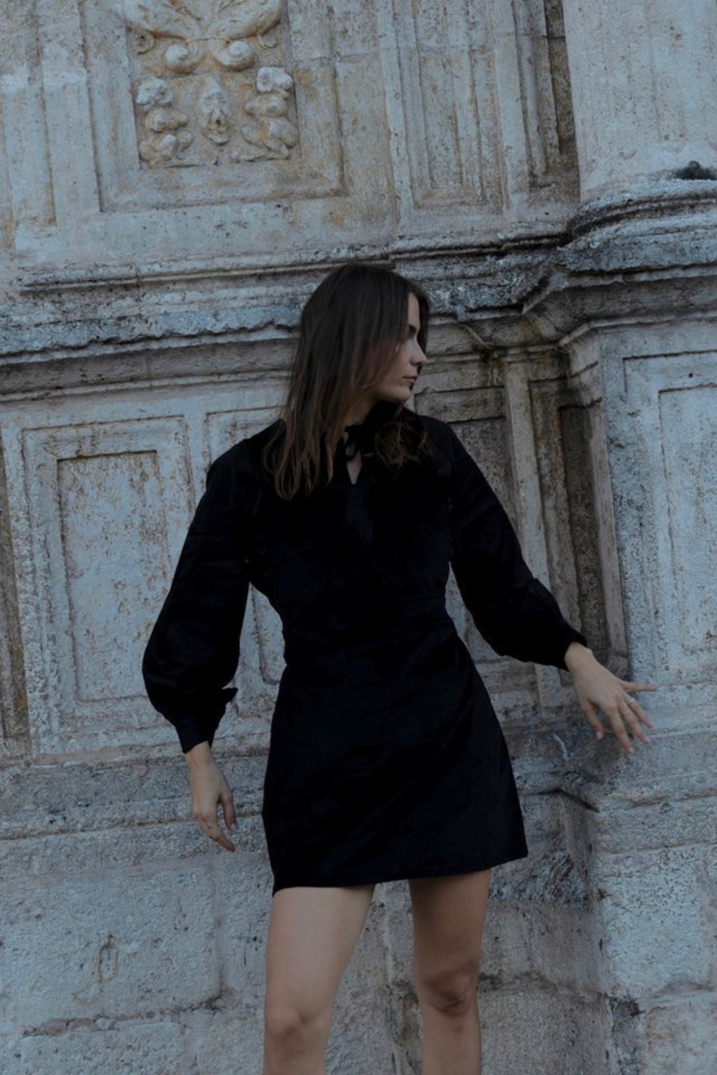 Détail de l’encolure croisée de la robe Petra noire