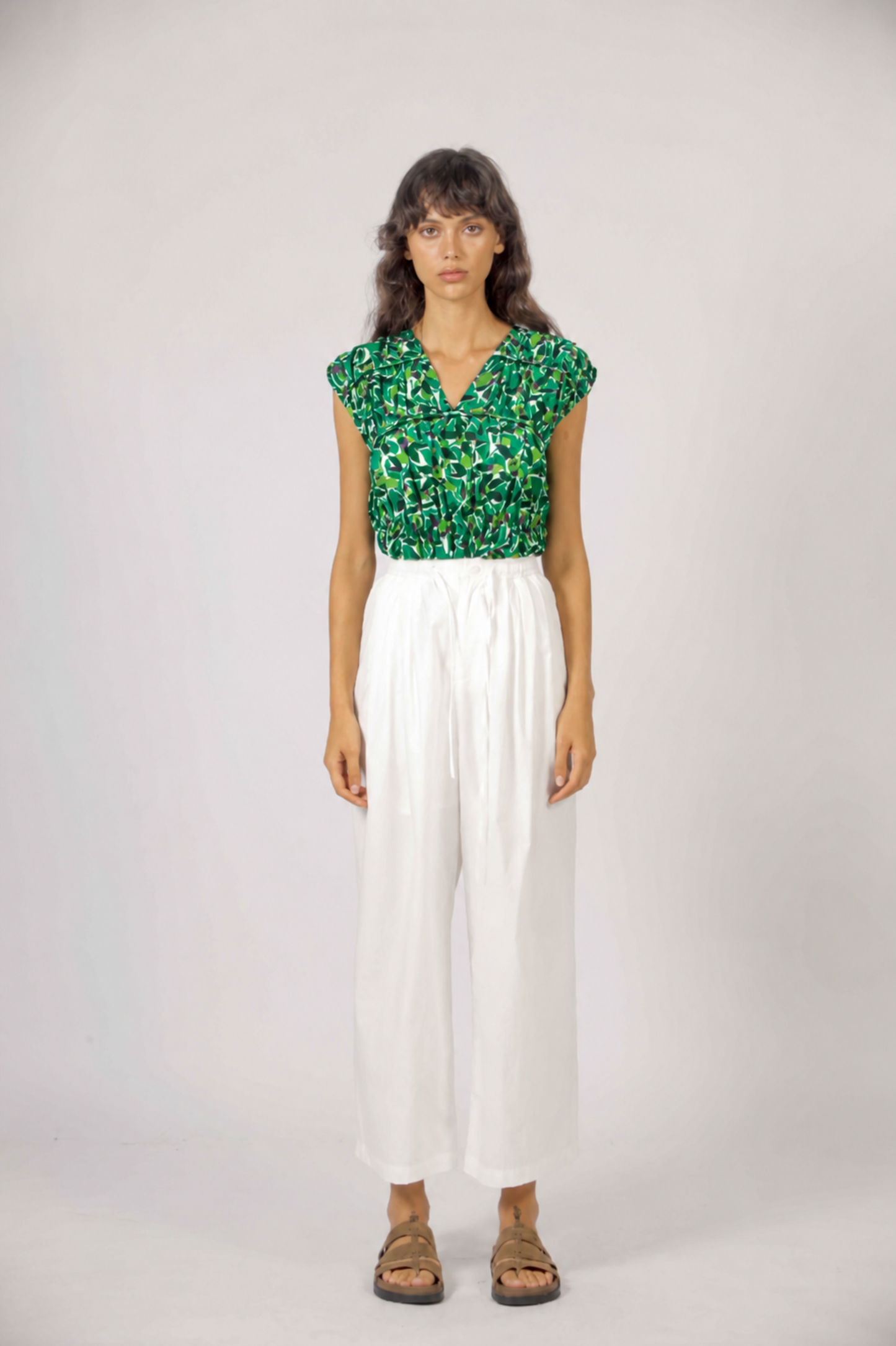 Blouse fluide fleurie verte à manches courtes style féminin moderne