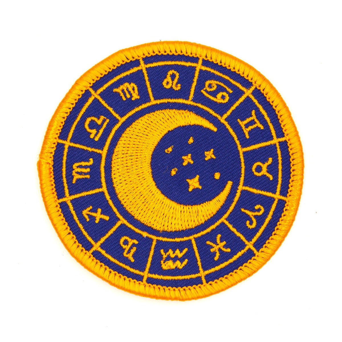 Patch en forme de roue du zodiac bleu et or avec au centre une lune et des petites étoiles. L’arrière-plan est un fond blanc.