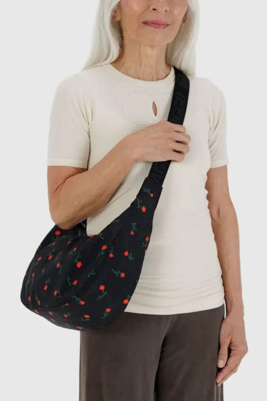 Sac croissant moyen acajou porté à l’épaule, bandoulière ajustable