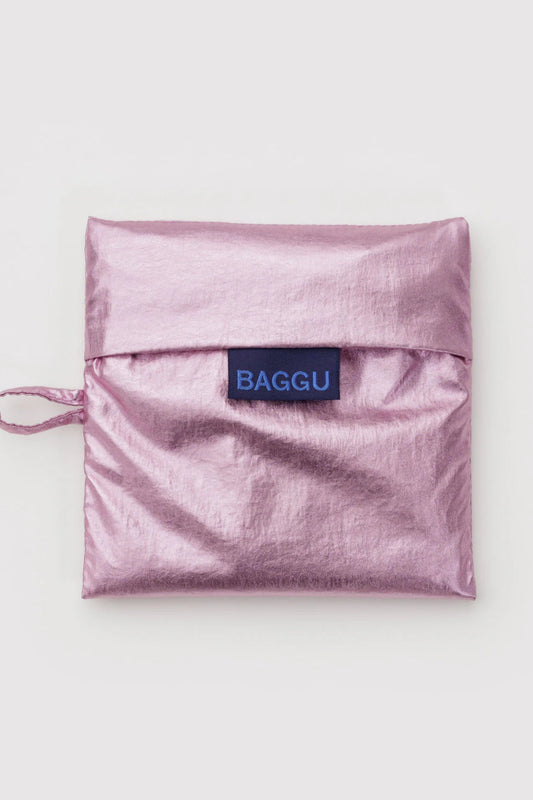 Sac Rose métallisé replié dans sa pochette – effet argent brillant