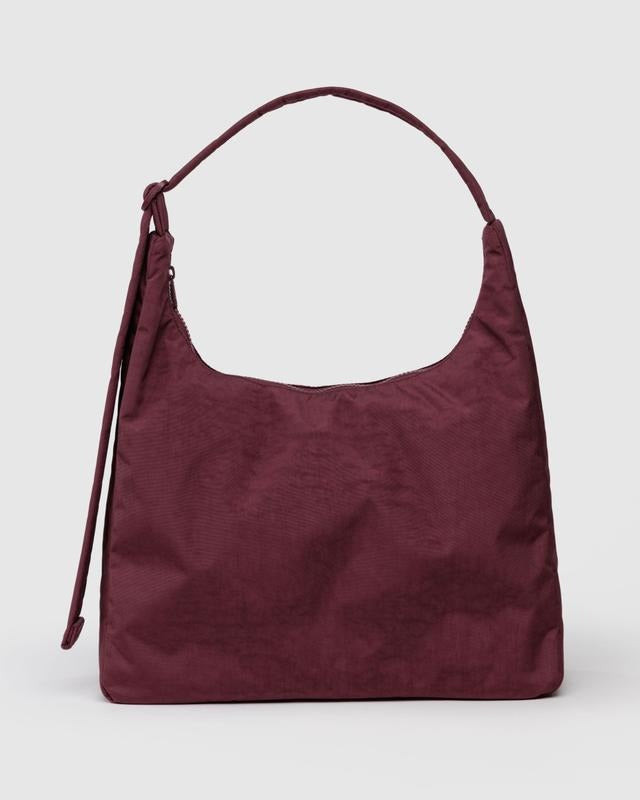 Vue de face du sac à bandoulière acajou – Design minimaliste et teinte profonde