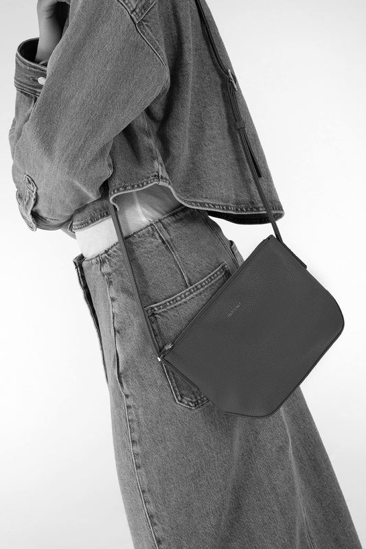 Sac bandoulière Sam caramel porté sur le côté avec bretelle ajustable