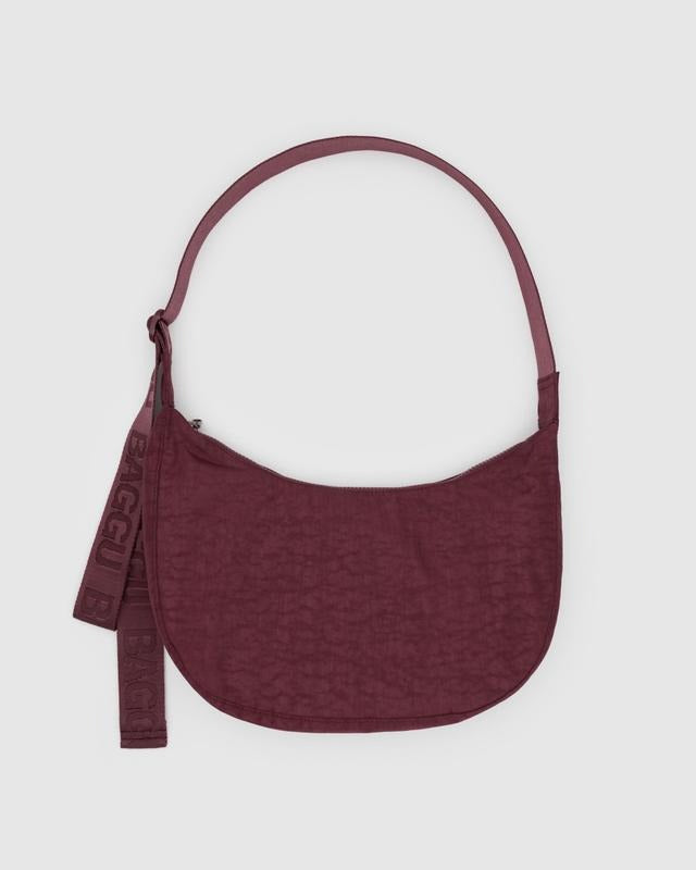 Sac Crescent acajou à plat – Format demi-lune, style épuré et élégant