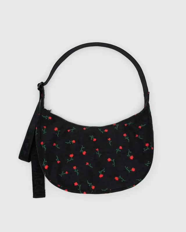 Sac Crescent Baggu à plat – Motif fleuri rouge sur fond noir, sangle logo ajustable