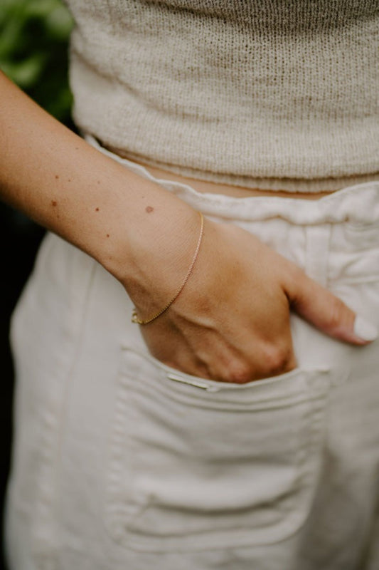 Bracelet Salomé Or porté au poignet, chaîne fine délicate en or rempli 14 carats