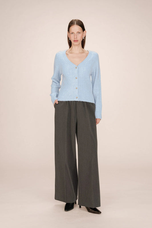 Vue en pied du gilet Samso bleuet porté avec pantalon gris