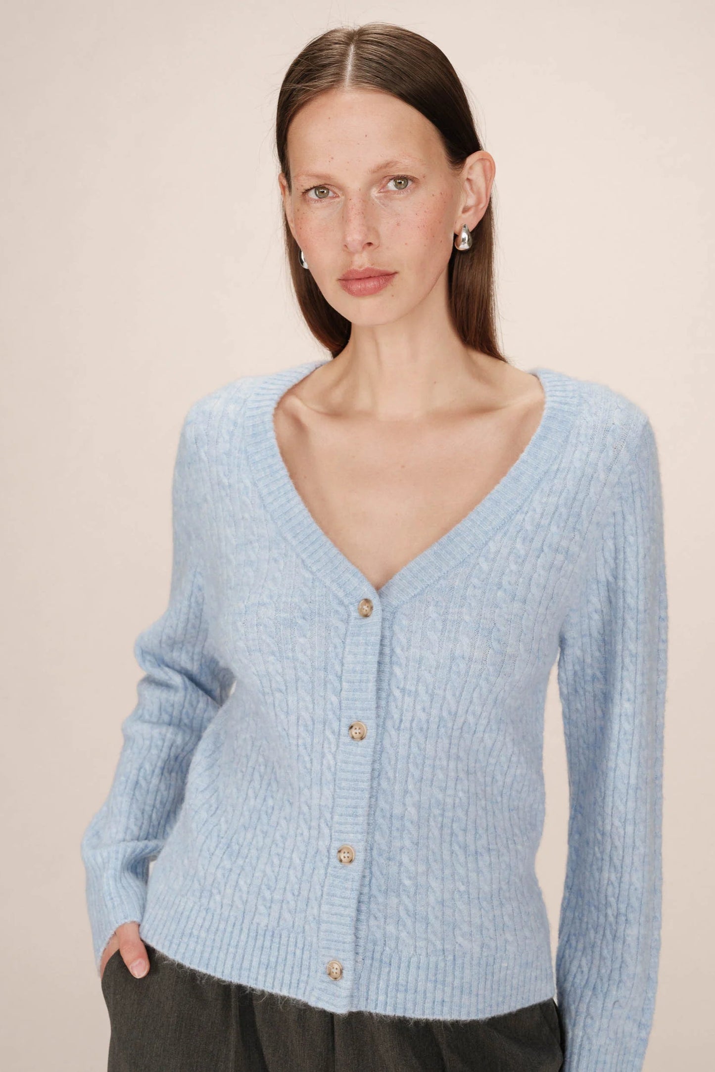 Gros plan du gilet Samso bleuet boutonné à encolure en V