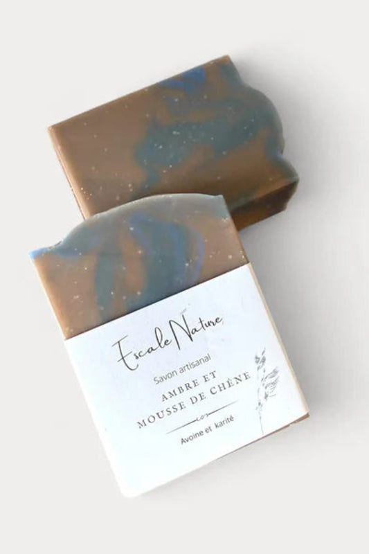 Savon artisanal Ambre et Mousse de Chêne avec étiquette • Fait main au Québec, avoine et karité • Teintes brunes et bleutées