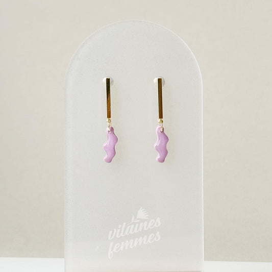 Boucles fines lilas pastel, forme ondulée et ligne dorée élégante