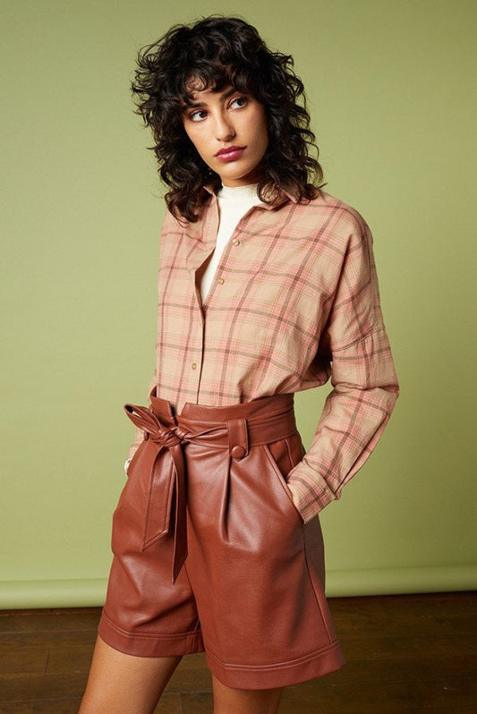 Short effet cuir chocolat porte avec blouse et bottes look chic automne
