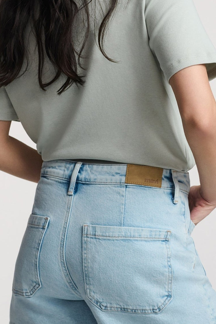 Vue arrière du short en denim bleu pâle – grandes poches plaquées