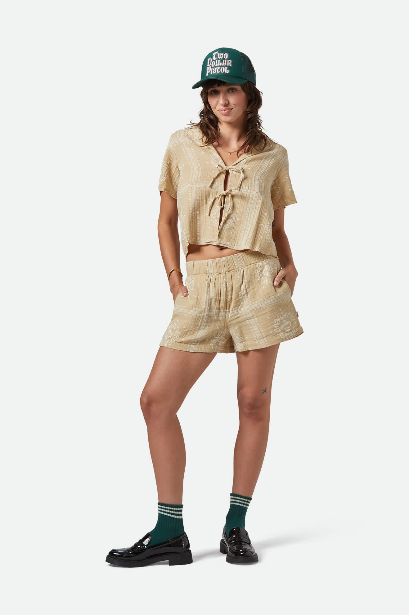 Look complet short et chemise beige imprimée – style bohème chic