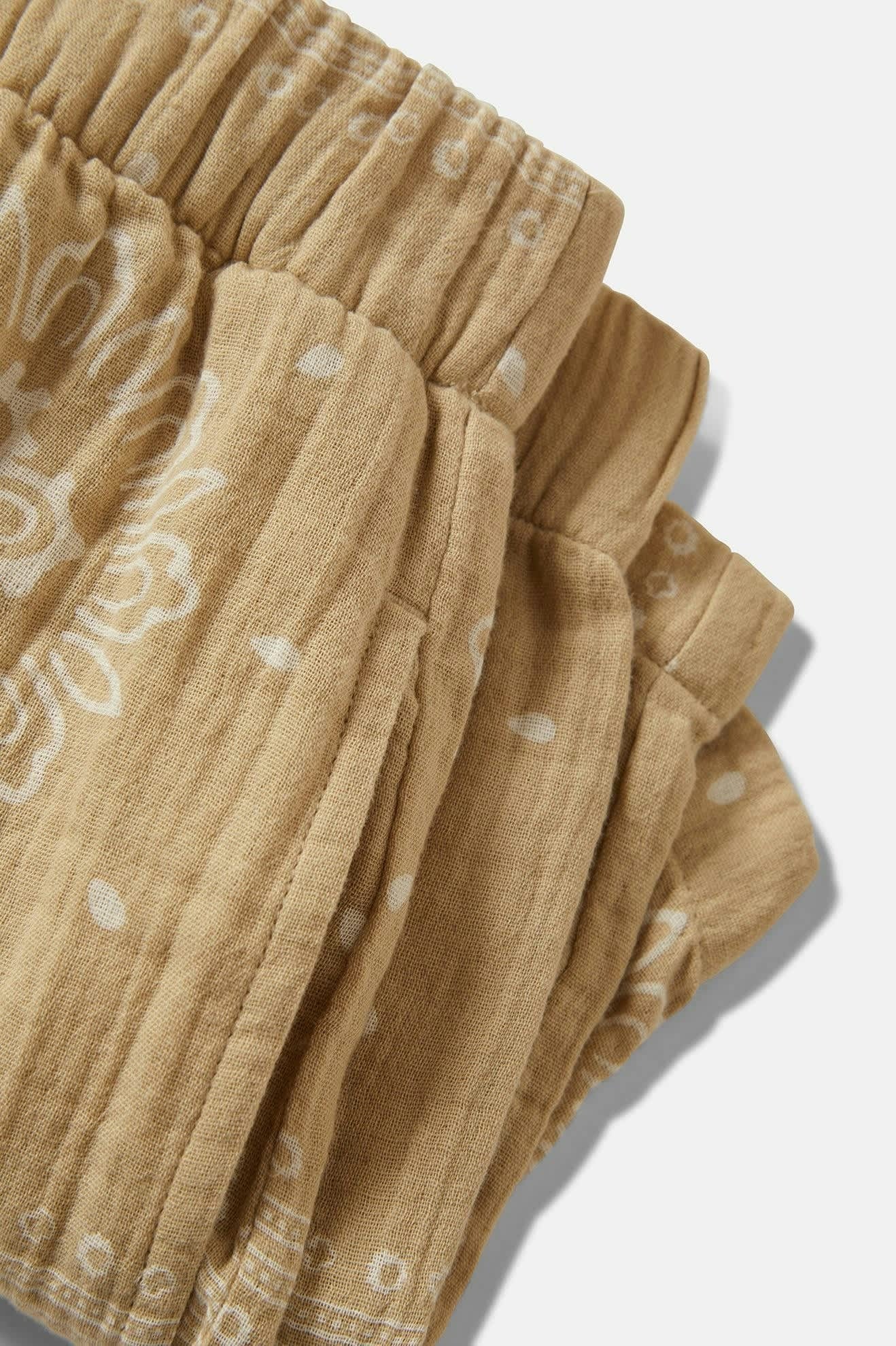 Zoom sur le tissu coton du short imprimé beige – texture légère et naturelle