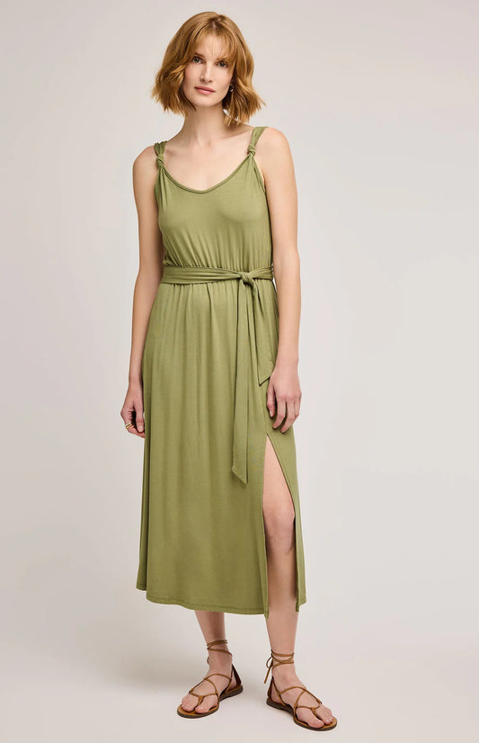 Vue pleine de la robe matcha Solange portée, fente latérale et longueur midi