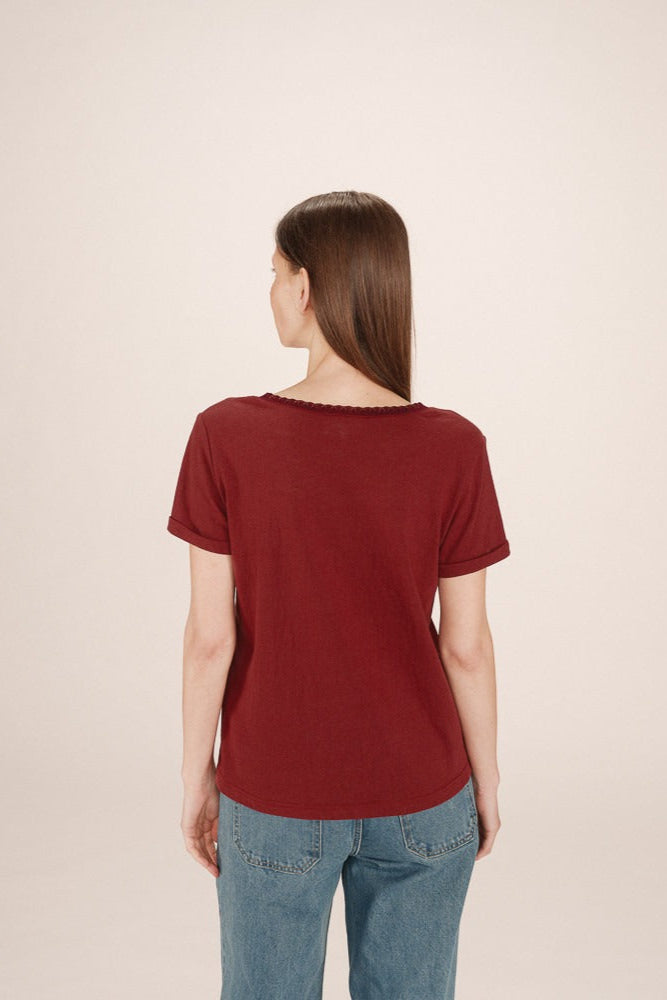 T-shirt bordeaux col V, vue de dos