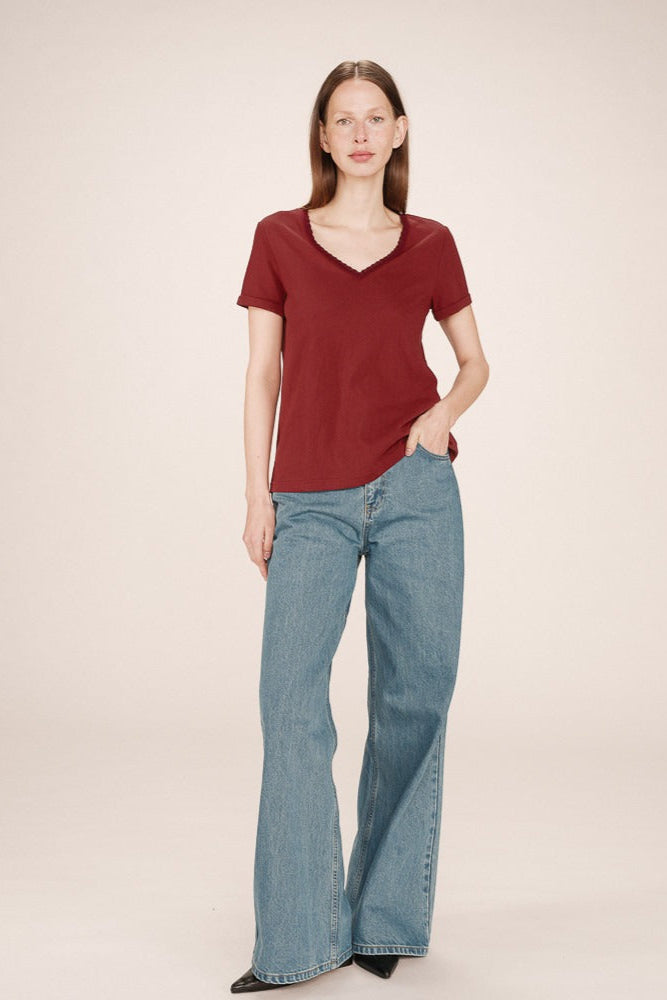T-shirt bordeaux col V porté avec jean large
