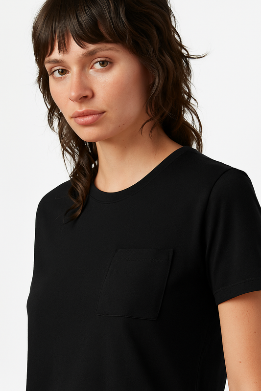 Gros plan sur le t-shirt noir avec poche poitrine – finition douce et col rond