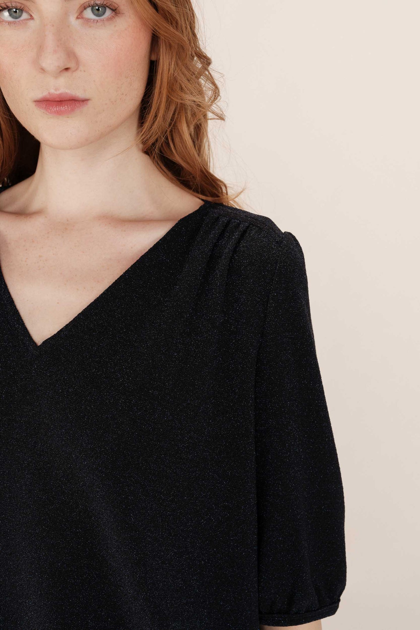 Détail des manches 3/4 et fronces – tissu marine brillant